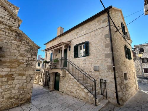 Mikula and Cvita stone house 1