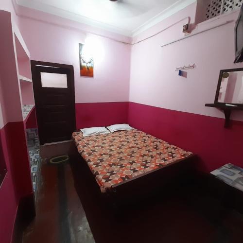 Call on 79031-58122 for booking-Rupak Rest house Near Temple only 2 min walking distance, Deoghar