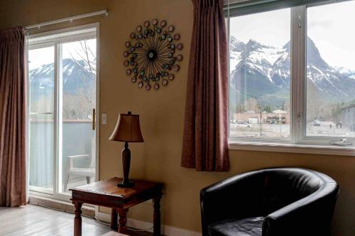 Mountain View 3br Loft Walk To Dt king fireplace - image 3
