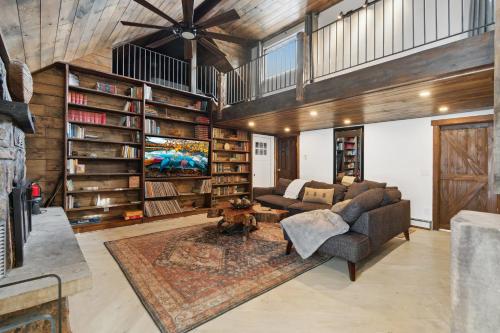 5 Bd Cabin W Private Hot Tub in Allenspark, USA