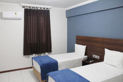 2 twin beds
