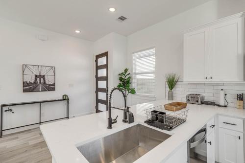 Modern Houston Vacation Rental, 8 Mi to Downtown! in Houston, USA