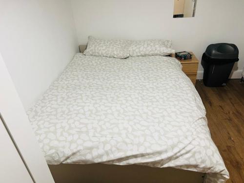 Double bed Room for Couple tidy room Room 4 - London