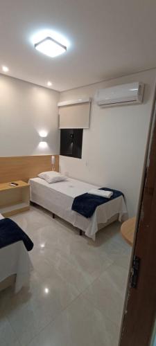 Twin Room image 9