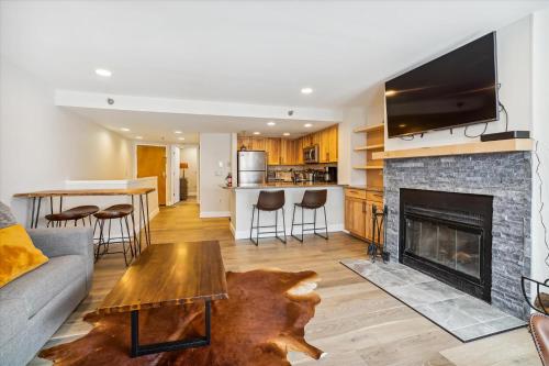 Two bedroom Condo with great views, location and sports center Highridge A4 in Killington, USA