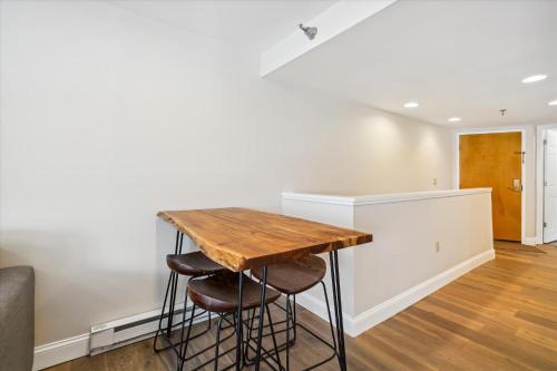 Two bedroom Condo with great views, location and sports center Highridge A4 in Killington, USA