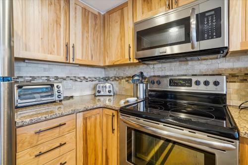 Two bedroom Condo with great views, location and sports center Highridge A4 in Killington, USA