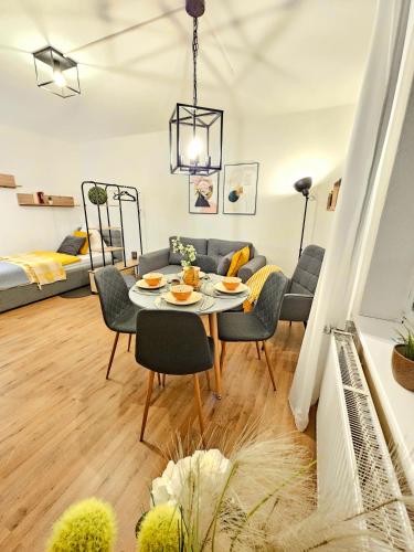 Fewo Honey, ganze Ferienwohnung mit 3 Schlafzimmern, Waschmaschine,Businesswohnung, Monteurzimmer