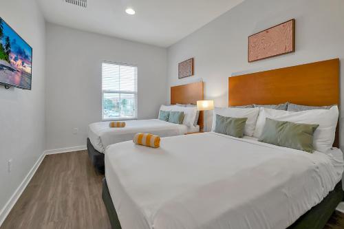 Two-Bedroom Townhouse with Private Hot Tub