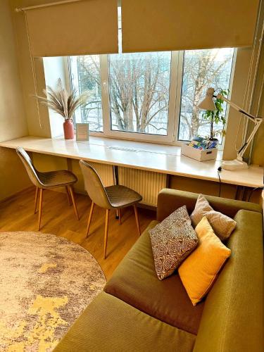 Sunny Apartment with Wall-to-Wall Desk &Tram at Door, Tallinn (photo 2)