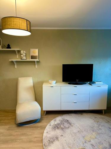 Sunny Apartment with Wall-to-Wall Desk &Tram at Door, Tallinn (photo 4)