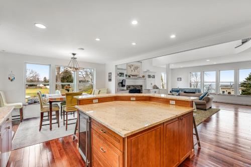 The Artist's Lakeside Hideaway in Colchester (Vermont)