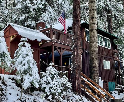 Lewis Creek cabin near Yosemite king beds