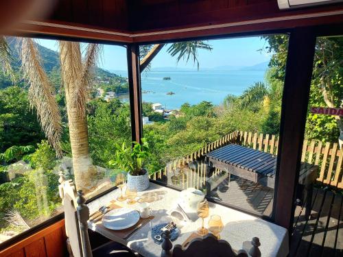 Chalezinho na montanha com vista para o mar in Ribeirao da Ilha