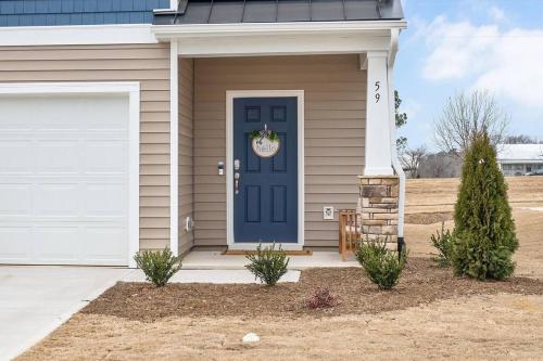 Modern townhome w/ Office Near Downtown Angier