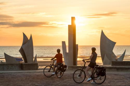 Maison renovee en pierres séjour spacieux avec jardin et terrasse aménagée près Omaha beach & Bayeux à 5mn de la mer tous commerces