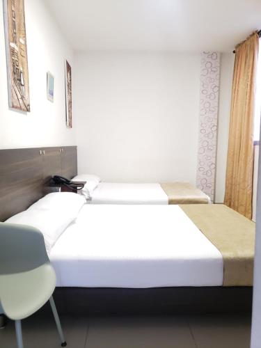 1 double bed, 1 twin bed