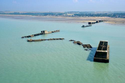 Maison rénovée cour fermée et terrasse 800 m plage Omaha beach avec table de ping pong proche Port en Bessin