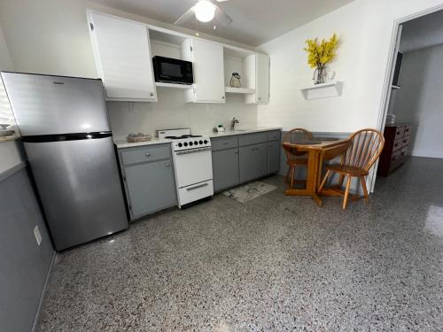 Kitchen, EBBTIDE INN in Treasure Island (FL)