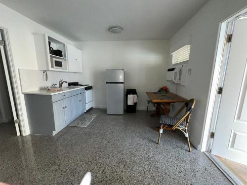 Kitchen, EBBTIDE INN in Treasure Island (FL)