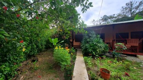 . CASA VERO CAHUITA, A 100 M. DEL PARQUE NACIONAL