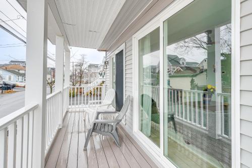 Bright Milford Beach House with Outdoor Shower