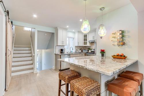 Bright Milford Beach House with Outdoor Shower in Milford, USA