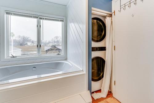 Bright Milford Beach House with Outdoor Shower