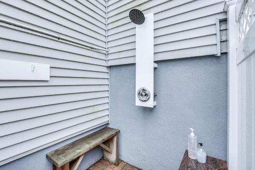 Bright Milford Beach House with Outdoor Shower