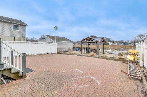 Bright Milford Beach House with Outdoor Shower