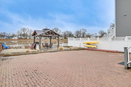 Bright Milford Beach House with Outdoor Shower