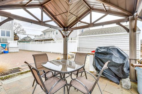 Bright Milford Beach House with Outdoor Shower