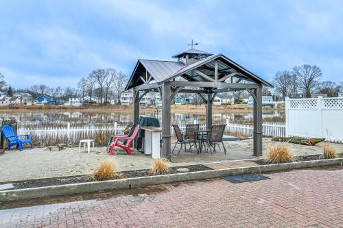 Bright Milford Beach House with Outdoor Shower