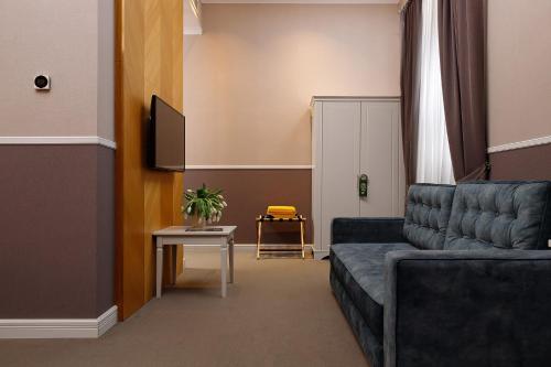 1 queen bed, 1 sofa bed