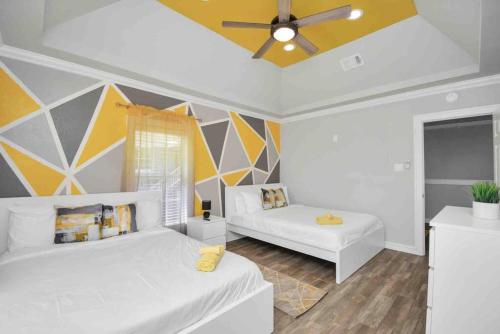 Central Yellow Gem: Cozy Views & Proximity in Houston, USA