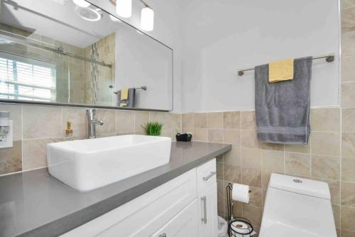 Central Yellow Gem: Cozy Views & Proximity in Houston, USA