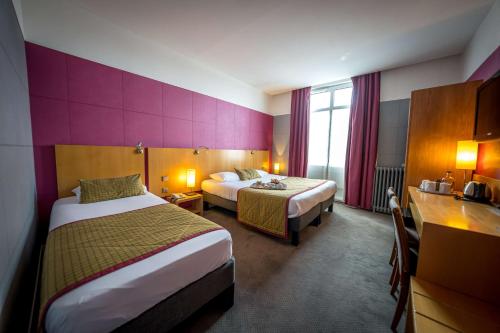 1 king bed, 4 twin beds
