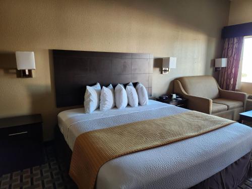 Days Inn by Wyndham Baytown East - image 9