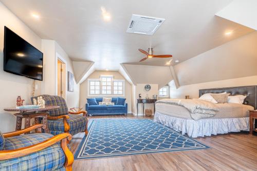 1 king bed, 1 sofa bed
