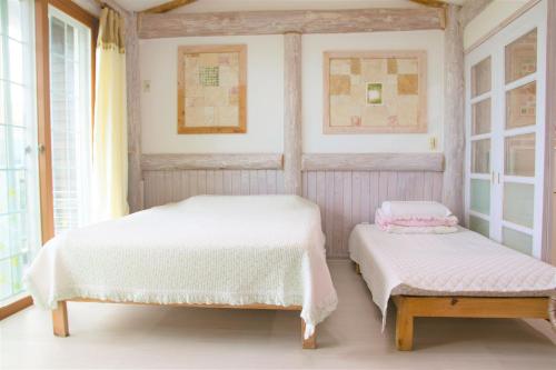 1 double bed, 1 twin bed