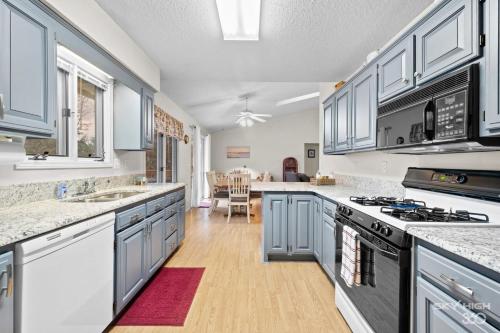 Blue Door Cottage at Scotsdale in Bella Vista, USA