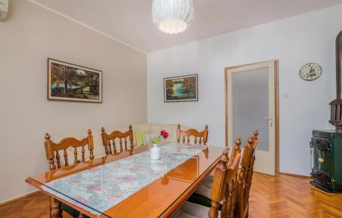 3 Bedroom Cozy Apartment In Draga Bascanska