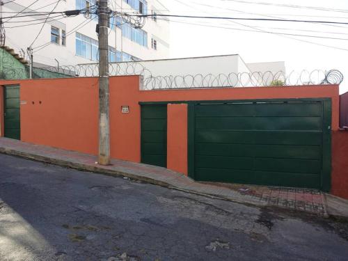 Casa inteira, bem localizada, lugar calmo