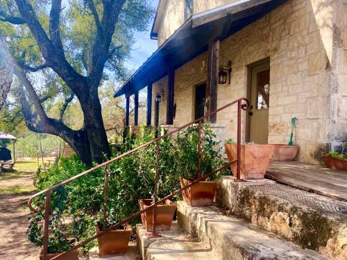 V700 Ranch Stays (Guesthouse)-A Tucked Away Gem