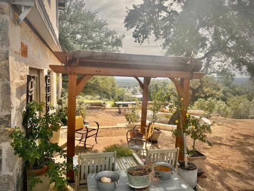 V700 Ranch Stays (Guesthouse)-A Tucked Away Gem