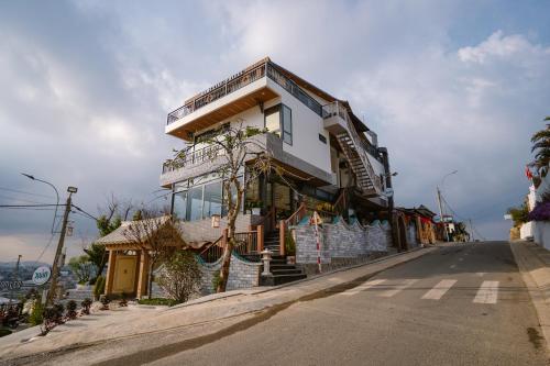 Xuân Home, Trai Mat