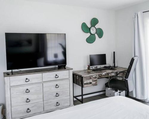 Great Location, 10 Mins to Beach, Vero Pool House in Vero Beach, USA