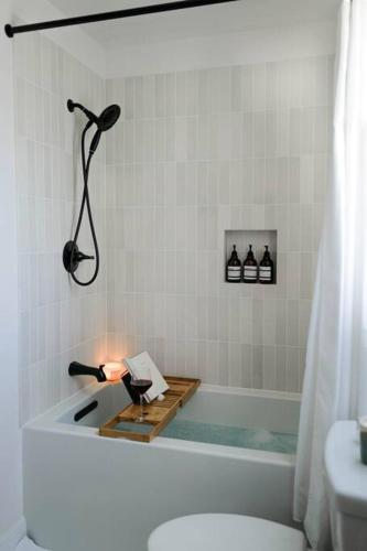 Great Location, 10 Mins to Beach, Vero Pool House in Vero Beach, USA
