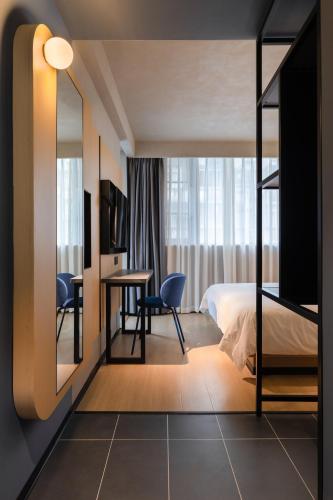 room detail thumbnail 1