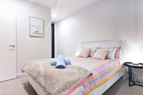 Luxury apartment in Mel east with special kids bed